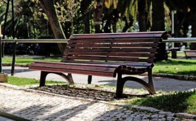 Московские власти разрешили горожанам сидеть на скамейках в парках