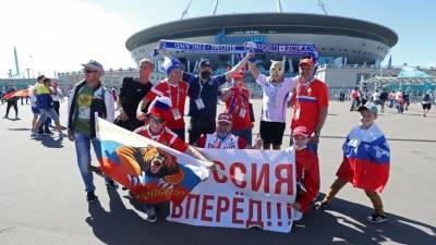 Фанаты спели «Катюшу» перед матчем РФ-Финляндия перед «Газпром Ареной» — видео