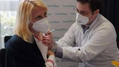 Германия вакцинирует иностранных граждан, но для немцев препарата нет
