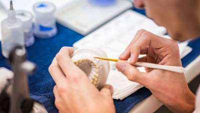 В ГД предложили сделать зубные протезы для ветеранов боевых действий бесплатными
