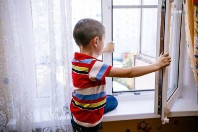 В Ростовской области ребенок упал со второго этажа