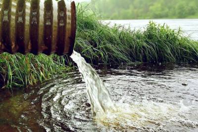 В Тверской области грязную воду сливали в реку