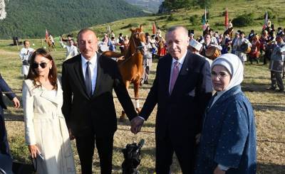 Haqqin: Эрдоган дал понять, что не даст в обиду Азербайджан. Но кого так боится Баку?