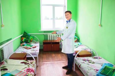 Депутат Дмитрий Еремеев подарил Краснинской больнице новую мебель