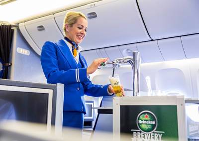 KLM первой в мире начала разливать пиво на борту самолетов