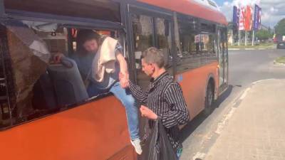 Бегство пассажиров из окна заполненного газом автобуса попало на видео