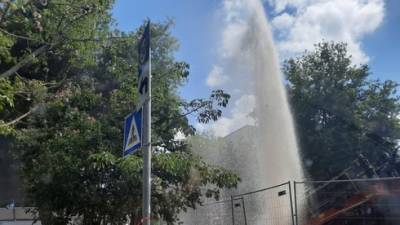 Видео: в Тель-Авиве забил фонтан из поврежденной строителями трубы