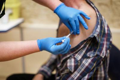 Финляндия намерена вакцинировать от COVID-19 работников из Украины
