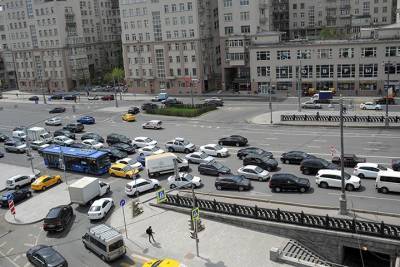 Движение в центре Москвы ограничено из-за провала асфальта