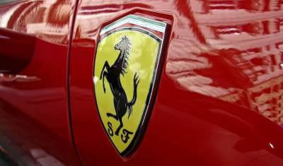 Не только машина: Ferrari начнет выпускать одежду и откроет ресторан