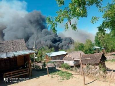 В Мьянме силовики сожгли село: люди прячутся в лесах