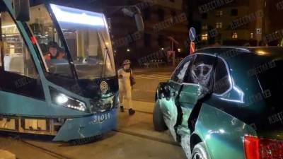 Видео: Дочь строительного магната за рулем Bentley врезалась в трамвай в центре Москвы