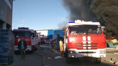 Пожарные ликвидировали возгорание в ангаре с пластиковой тарой в Петербурге