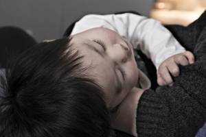 Как с точки зрения науки правильно укладывать детей спать