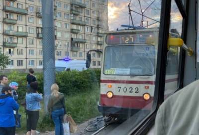 Трамвай насмерть сбил женщину в Невском районе Петербурга