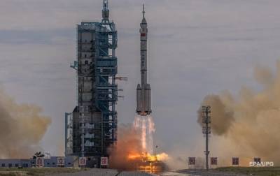 Китай запустил на орбиту корабль Шэньчжоу-12 с космонавтами на борту
