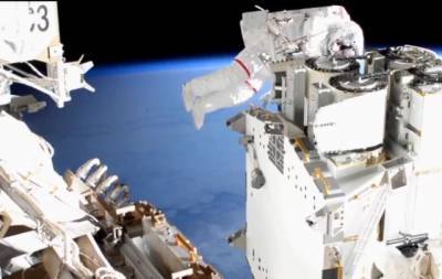 Сеть взорвало видео, как астронавты в открытом космосе модернизировали МКС (ВИДЕО)