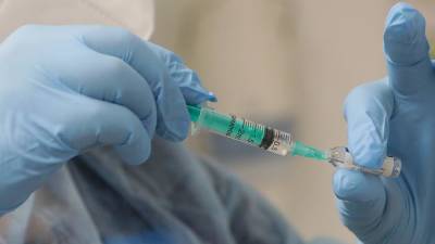Обязательную вакцинацию для некоторых категорий граждан ввели на Сахалине