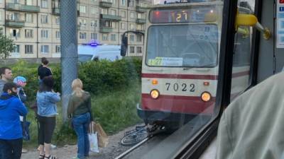 В Невском районе трамвай насмерть сбил женщину, пересекавшую пути на велосипеде