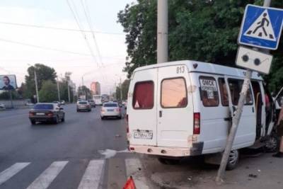 В Омске при столкновении «Лады» с маршруткой пострадали 4 человека