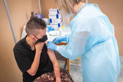На Сахалине вводят обязательную вакцинацию для сферы услуг