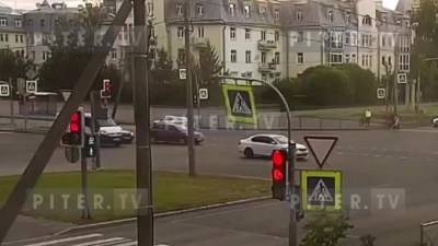 ДТП с мотоциклом и фургоном в Приморском районе попало на видео