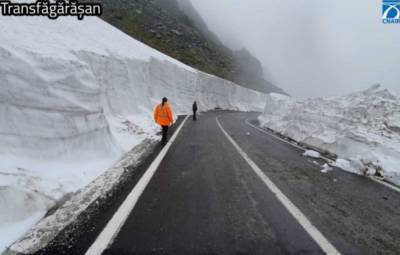 В румынских Карпатах известную горную трассу завалило 8-метровым слоем снега