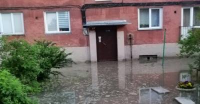 ФОТО: Из-за аварии на водопроводе в Риге затопило улицу, возможно замутнение воды