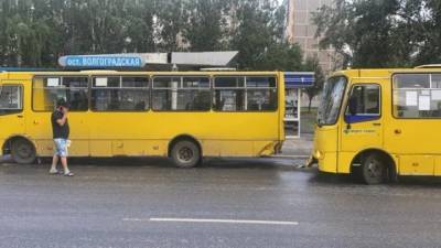 Ребенок и двое взрослых пострадали в столкновении автобусов в Екатеринбурге