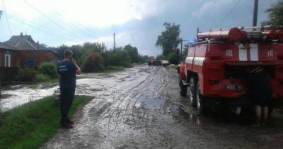 Из-за сильного ливня в поселке на Харьковщине подтопило 26 домов (ФОТО)