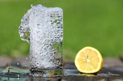 Врач-терапевт объяснила важность употребления воды в жару