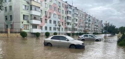 Масштабное наводнение в Керчи: город спасает тяжелая техника и...