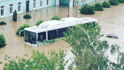 Утонувшие автобусы, затопленные дома, ушедшие под воду авто: в Керчи апокалипсис из-за ливня