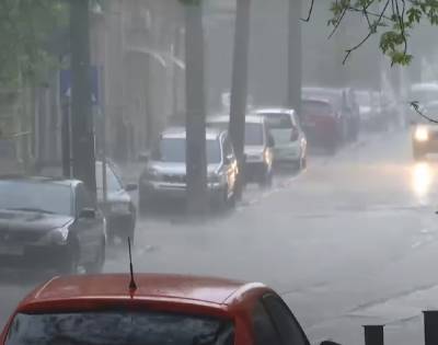 Лютые дожди с градом: в Украине объявлено штормовое предупреждение - первый уровень опасности