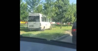 "Зачем стоять?": В Киеве маршрутка промчалась по скверу, чтобы объехать пробку (видео)