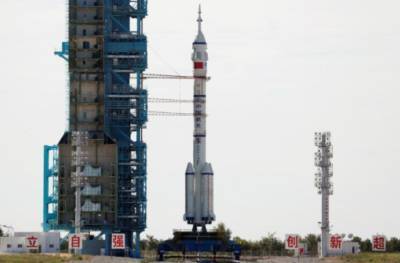 Китай успешно запустил космический корабль с тремя астронавтами на борту