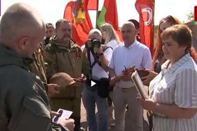 Останки найденного в Тверской области бойца передали родственникам на границе с Беларусью