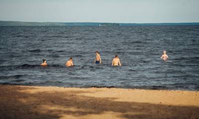 Двух подростков унесло на надувном матрасе в Онежское озеро