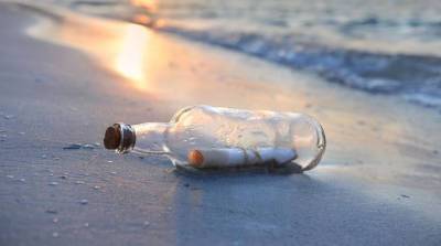 Мальчик нашел послание в бутылке, которое преодолело Атлантический океан