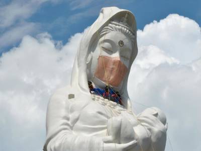 В Японии для 57-метровой статуи пошили защитную маску