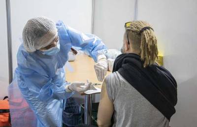 В Украине центры COVID-вакцинации изменили график работы