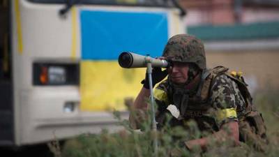 Украинский воин получил осколочное ранение в результате вражеского огня на Донбассе. Враг бил из минометов и вооружения БМП, за сутки - 9 обстрелов, - штаб ОС