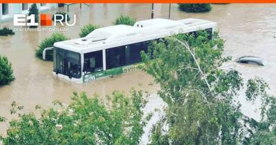 Автобусы затопило по окна, а машины вообще скрыло водой: фото и видео масштабного наводнения в Керчи