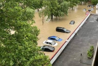 Аксенов заставил спасателей нырнуть в грязную воду, и плыть за его лодкой: новое видео потопа в оккупированной Керчи