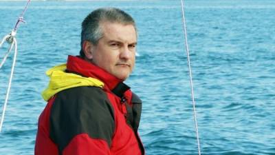 Глава Крыма на лодке лично осматривает затопленные районы Керчи
