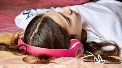 Песни, которые "заедают" в голове, полезны для мозга