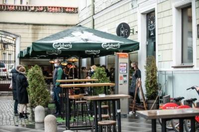 Снимаются ограничения на время работы кафе и баров в Литве