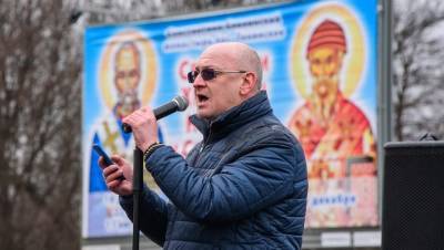 Петербургского депутата Максима Резника везут на допрос после обыска