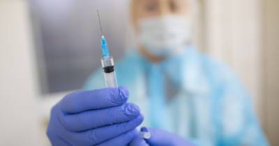 Почти у половины привитых «ЭпиВакКороной» через девять месяцев после вакцинации не нашли антител