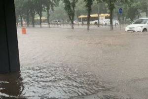 Мощный ливень затопил улицы Мариуполя: в воде квартиры и подъезды. ВИДЕО